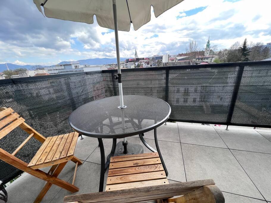 City Center Apartment With Nice Balcony Zilina Luaran gambar